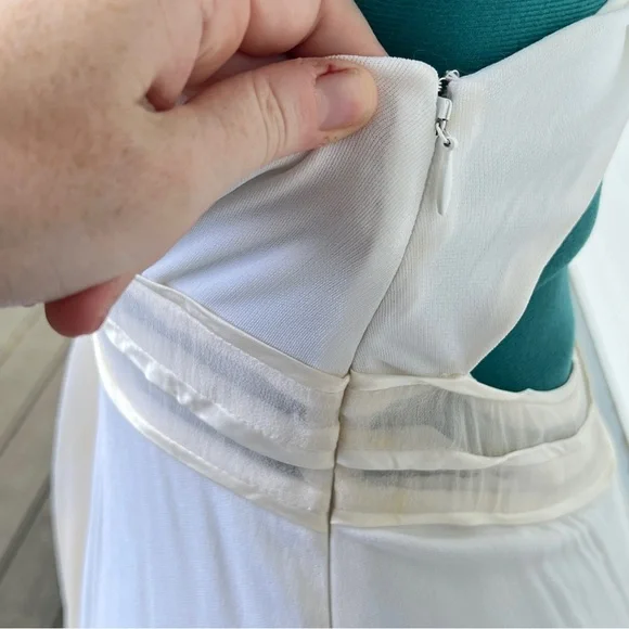 Bebe: Vintage Elegant White Plunge Criss-Cross Dress. Size Medium. - Picture 6 of 13